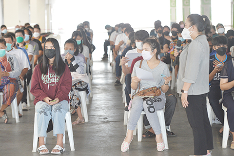 　◎ 十二月一日，在泰國曼谷，人們排隊等待接種新冠疫苗。（新華社）