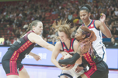 　◎ 女籃世界盃Ａ組，美國女籃（白衣）昨日在悉尼八十七比七十二戰勝比利時隊。（新華社）