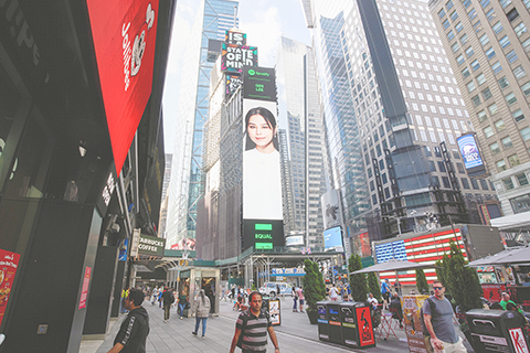 　◎ 九月二十日，李幸倪榮登美國紐約時代廣場大銀幕。