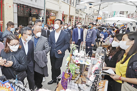 　◎ 行政會委員到訪「新馬路任我行」步行區了解市況。