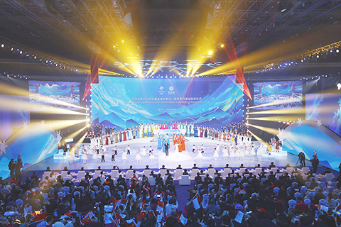 ◎ 二月四日晚，在北京冬奧會盛大開幕一周年之際，「紀念北京冬奧會成功舉辦一周年系列活動」在北京首鋼冰球館隆重舉行啟動儀式。系列活動以「非凡冬奧路 一起向未來」為主題，於二月至三月間在北京冬奧會京張兩地三賽區同時推出。 （中新社記者 富田 攝）