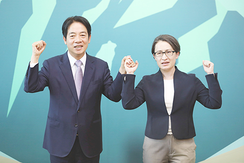 　◎ 十一月二十日，台灣地區副領導人賴清德在台北宣佈，蕭美琴（右）為其搭檔參加二0二四年台灣地區領導人選舉的副手。（中新社記者 陳小願  攝）