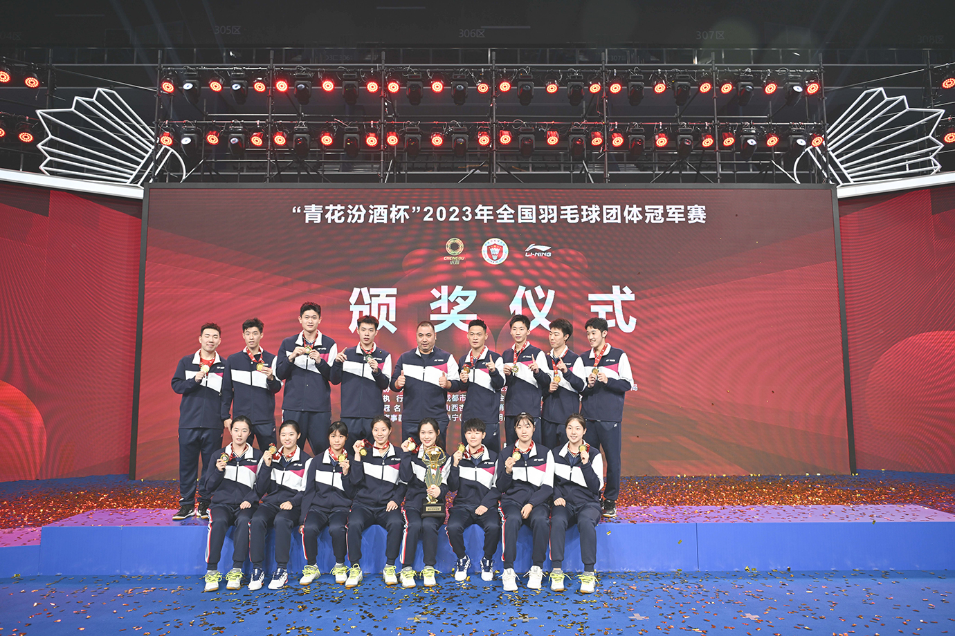 　◎ 十一月十九日，冠軍浙江隊成員在頒獎儀式上合影留念。在四川成都舉行全國羽毛球團體冠軍賽決賽中，浙江隊以三比０戰勝江蘇隊奪得冠軍。（新華社記者胥冰潔攝）