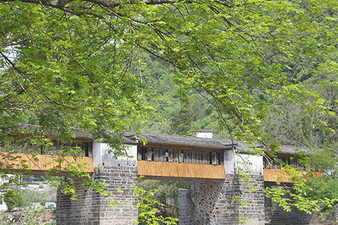 ◎ 這是二零二五年四月十一日在安徽省黃山市休寧縣拍攝的拱北廊橋。