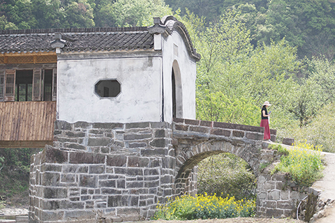 ◎ 二零二五年四月十一日,在安徽省黃山市休寧縣的拱北廊橋,遊客參觀結束後準備離開。