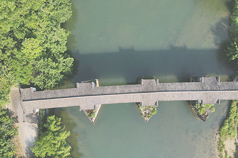 ◎ 這是二零二四年五月十五日在安徽省黃山市休寧縣拍攝的拱北廊橋(無人機照片)。