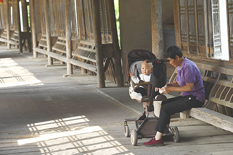 ◎ 二零二四年五月十五日,當地居民帶著孩子在安徽省黃山市休寧縣拱北廊橋內休閒。