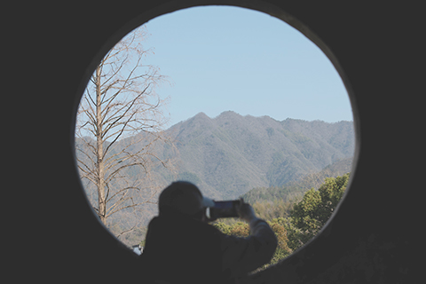 ◎ 二零二五年三月廿五日,遊客在安徽省黃山市歙縣的高陽廊橋內拍攝風景。