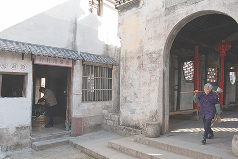 ◎ 這是安徽省黃山市歙縣的高陽廊橋旁的一家理髮店(二零二五年三月廿五日攝)。