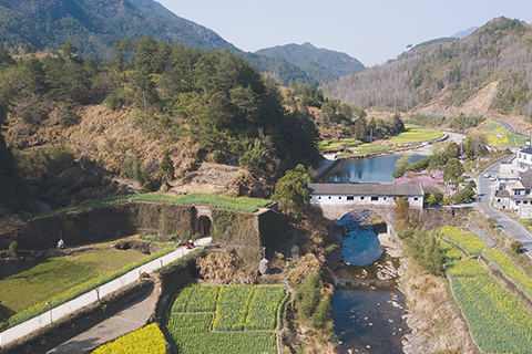 ◎ 這是二零二五年三月廿四日在安徽省黃山市歙縣拍攝的水竹坑廊橋(無人機照片)。