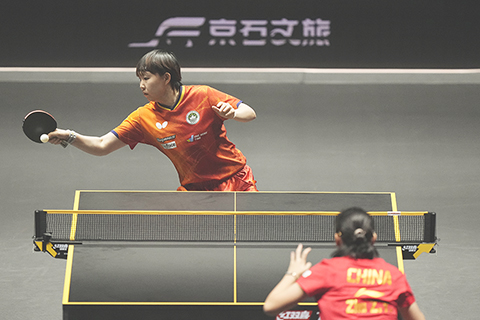 ◎ 九月二十八日,世界乒乓球職業大聯盟(WTT)中國大滿貫賽女單卅二強決賽在北京首鋼園區舉行。中國澳門選手朱雨玲(上)三比0勝中國選手朱梓予,晉級下一輪。(中新社記者 趙文宇 攝)