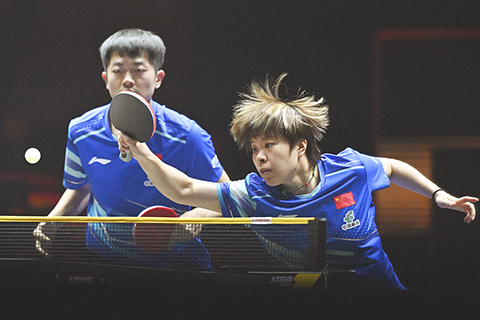 ◎ 九月二十八日,世界乒乓球職業大聯盟(WTT)中國大滿貫賽混合雙打十六強決賽在北京首鋼園區舉行。中國組合袁勵岑/王藝迪三比一勝美國組合南丹·納雷什/陳伊依,晉級下一輪。圖為袁勵岑/王藝迪(右)在比賽中。(中新社記者 趙文宇 攝)