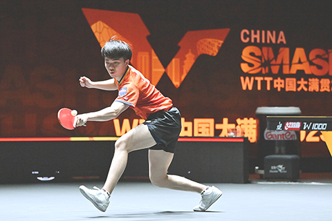 ◎ 九月二十八日,世界乒乓球職業大聯盟(WTT)中國大滿貫賽男單卅二強決賽在北京首鋼園區舉行。中國台北選手林昀儒三比0勝西班牙選手阿爾瓦羅·羅伯勒斯,晉級下一輪。圖為林昀儒在比賽中。(中新社記者 趙文宇 攝)
