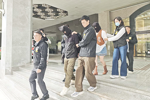 ◎ 司警拘捕兩名本澳男女,涉嫌盜刷他人信用卡購買多件衣服,服裝品牌店鋪報稱損失二十二點七萬元。
