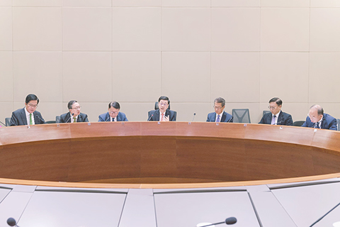 ◎ 十月二十七日,香港特區行政長官李家超(中)與特區政府管治團隊舉行會議,學習中國共產黨第二十屆中央委員會第四次全體會議精神。(圖片轉自李家超社交媒體)
