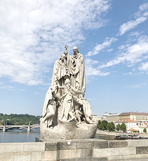 象徵著忠誠和信仰的聖約翰·奈波姆克雕像