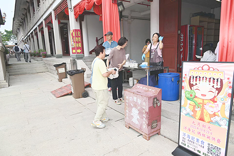 ◎ 澳門「汘海記素食」活動上免費派送齋飯麵。