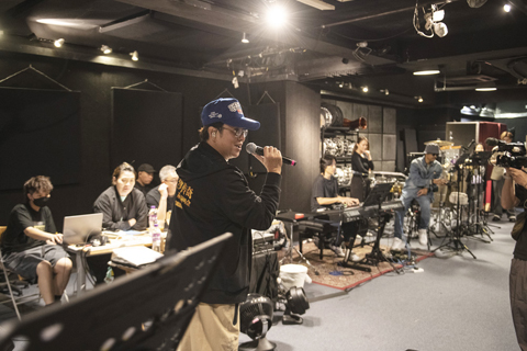 ◎ 譚詠麟為《經典傳奇》綵排。