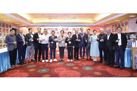 ◎ 石油航運碼頭業慶祝國慶。