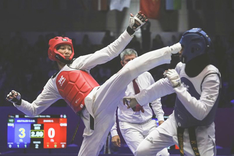 ◎ 十月三十日,張楚玲(左)與阿布塔利布在半決賽中。在江蘇無錫舉行的世界跆拳道錦標賽女子五十三公斤級半決賽中,中國選手張楚玲不敵沙特阿拉伯選手阿布塔利布,獲得季軍。(新華社發 劉臻睿 攝)