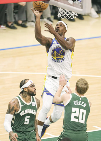 ◎ 勇士十號占美畢拿昨役強勢上籃,最終不敵公鹿。(新華社發)