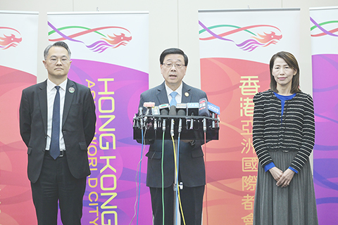 ◎ 香港特區行政長官李家超十一月一日在韓國慶州見記者總結今次APEC行程五大成果,并表示會全力支持配合國家籌備APEC二0二六年的工作,熱切期待明年可以在自己國家參與會議。(香港中通社記者 張明臻 攝)