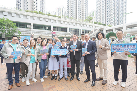 ◎ 十一月一日,香港特區政府政務司司長陳國基(前排右四)等特區政府官員「落區」宣傳二0二五年立法會換屆選舉。(香港特區政府新聞處供圖)