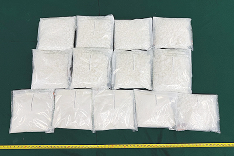 ◎ 十一月一日,香港海關公佈十月二十七日和三十一日檢獲共約三十五公斤懷疑氯胺酮,估計市值共約一千六百萬元。圖為檢獲的懷疑氯胺酮。(香港中通社)
