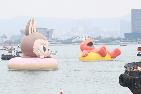 ◎ 十一月一日,全球首創「維港海上大巡遊」壓軸場在維港熱鬧登場,多啦A夢、KAWS & 芝麻街(Elmo)、滑嘟嘟及LABUBU四座巨型充氣雕塑組成夢幻艦隊,當天下午二時起沿維港兩岸巡遊兩圈,吸引大批市民及遊客駐足打卡。傍晚六時更於中環海濱送上驚喜「彩蛋」,為活動畫下完美句點。(香港中通社 鄧梓傑 攝)