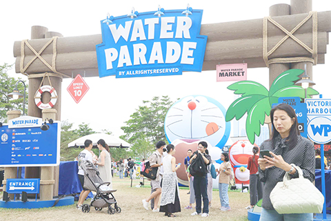 ◎ 十一月一日,全球首創「維港海上大巡遊」壓軸場在維港熱鬧登場,吸引大批市民及遊客駐足打卡。圖為主辦單位在中西區海濱長廊中環段近添馬公園舉辦的巡遊市集。(香港中通社 鄧梓傑 攝)