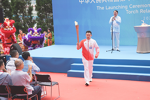 ◎ 十一月二日,第一棒火炬手黃鎮廷在傳遞活動中。當日,中華人民共和國第十五屆運動會火炬傳遞香港站舉行。(新華社記者王申 攝)