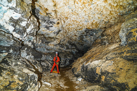 10月15日,科考專家在綏陽雙河洞進行洞穴科學考察。(貴州省山地資源研究所 供圖)