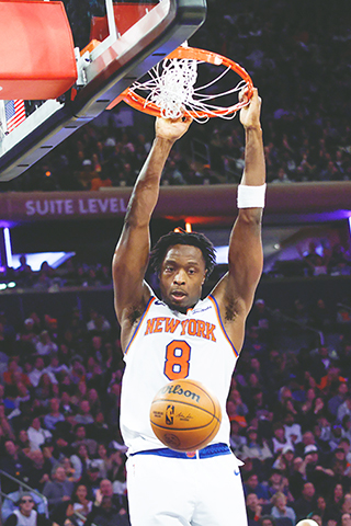 ◎ 十一月二日,紐約人隊的阿奴諾比(八)在紐約對陣芝加哥公牛隊的NBA常規賽下半場得到一分。(美聯社/Kena Betancur)