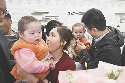 ◎ 十一月三日,來自蒙古國的14名先心病患兒在監護人的陪同下飛抵北京。二0二四年九月,中國紅十字基金會「天使之旅──『一帶一路』大病患兒人道救助計劃」蒙古國行動二期項目走進蒙古國首都烏蘭巴托市,篩查覆蓋烏蘭巴托9個區的兒童。此次抵華的第二批14名患兒將前往北京安貞醫院接受免費手術治療。圖為小朋友在家長的陪同下抵達北京首都國際機場。(中新社記者 趙文宇 攝)