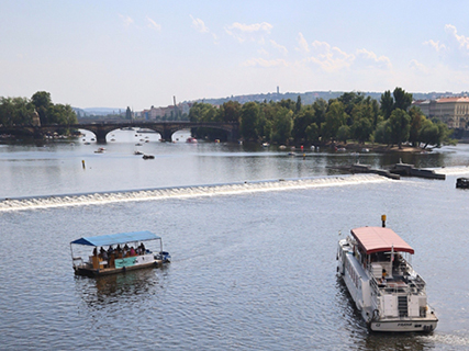 河道中的私人小船