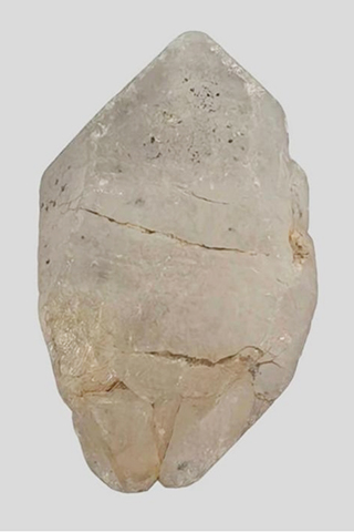 ◎ 八月廿三日,湖北林鳥台遺址出土的天然水晶,是目前長江中游發現的時代最早的水晶飾品。(劉輝 攝)