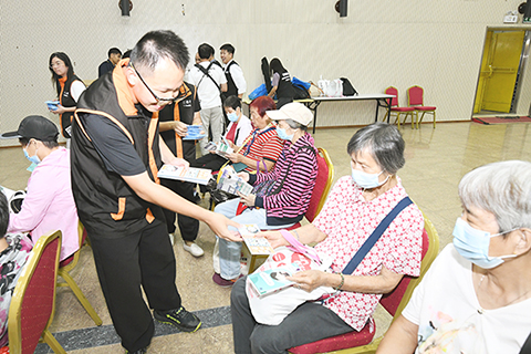 ◎ 民防志願者於講座期間協助派發宣傳單張。