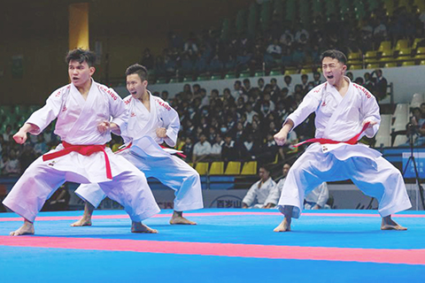 ◎ 十一月六日,澳門代表隊在八分一淘汰賽中。最終,澳門代表隊戰勝北京代表隊,晉級下一輪。第十五屆全國運動會群眾比賽項目空手道男子業餘組團體型比賽在澳門綜藝館舉行。(新華社發 張金加 攝)