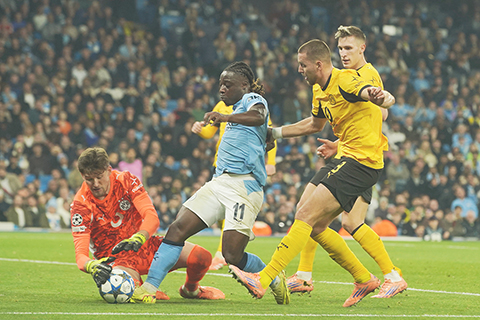 ◎ 曼城十一號杜古昨役與多蒙特門將高比爾短兵相接。(美聯社)