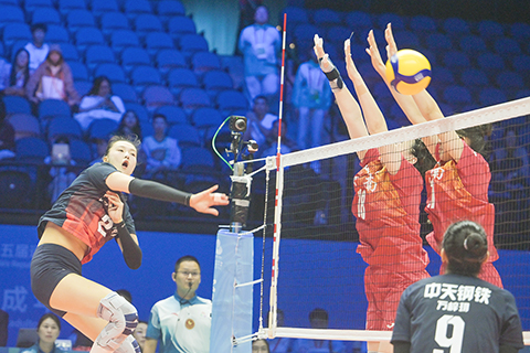 ◎ 十一月七日,第十五屆全國運動會(十五運會)排球項目(女子成年組)在澳門威尼斯人綜藝館展開。其中,江蘇隊三比0戰勝雲南隊。圖為江蘇隊女排運動員張常寧(黑紅衣2號)在比賽中扣球。(中新社記者 陳永諾 攝)