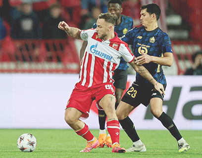 ◎ 貝爾格萊德紅星隊阿拿奧杜域(左)一錘定音,昨晨在歐霸盃一比0小勝法甲利爾隊。(新華社發)