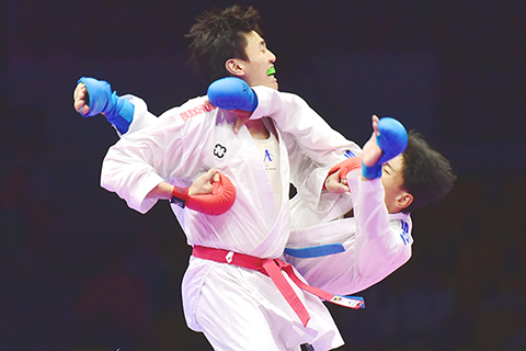 ◎ 盧偉傑(紅方)與對手駁拳。