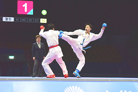 ◎ 黃文迪(藍方)踢擊對手。