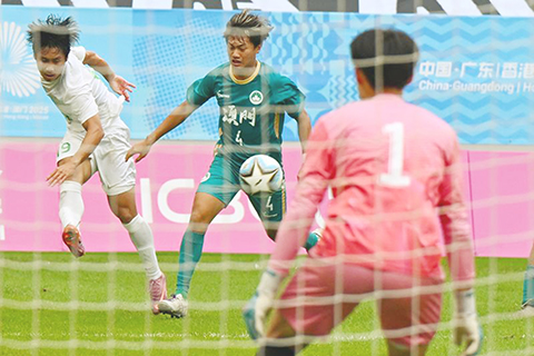 ◎ 十一月七日,浙江隊球員周科(左)在比賽中射門。全國運動會足球項目男子二十歲以下組比賽中,浙江隊三比0戰勝澳門隊。(新華社記者 郝源 攝)