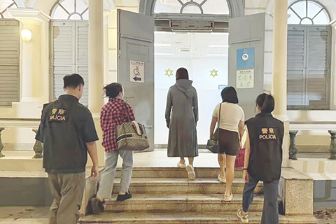 ◎ 十月份治安警在祐漢區及新口岸一帶共接獲懷疑從事賣淫活動的十二名女子及兩名作女性打扮的男子。