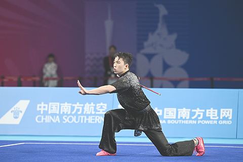 ◎ 十一月七日,第十五屆全國運動會武術套路男子長拳刀術棍術全能比賽在廣州南沙體育館舉行。圖為香港選手何彥政在棍術比賽中。(中新社記者陳楚紅 攝)