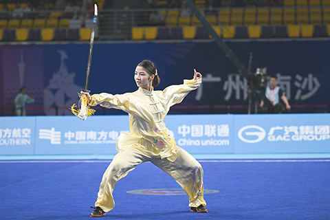 ◎ 十一月七日,第十五屆全國運動會武術套路女子太極拳太極劍全能比賽在廣州南沙體育館舉行。圖為澳門選手郭慧銘在太極劍的比賽中。(中新社記者陳楚紅 攝)
