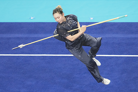 ◎ 十一月八日,第十五屆全國運動會武術套路女子長拳劍術槍術全能比賽在廣州南沙體育館舉行。圖為香港隊選手沈曉榆在比賽中。(中新社記者楊華峰 攝)