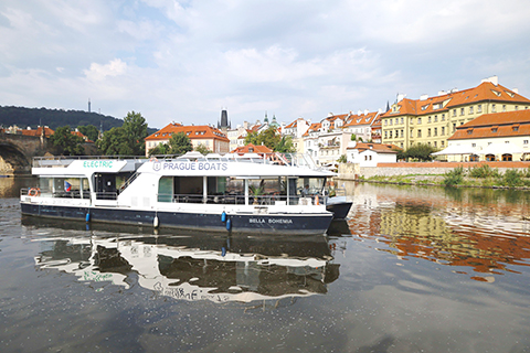 行進中的遊船與岸邊建築