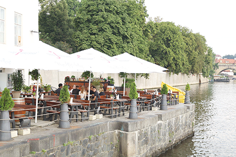 河岸休閒咖啡的人